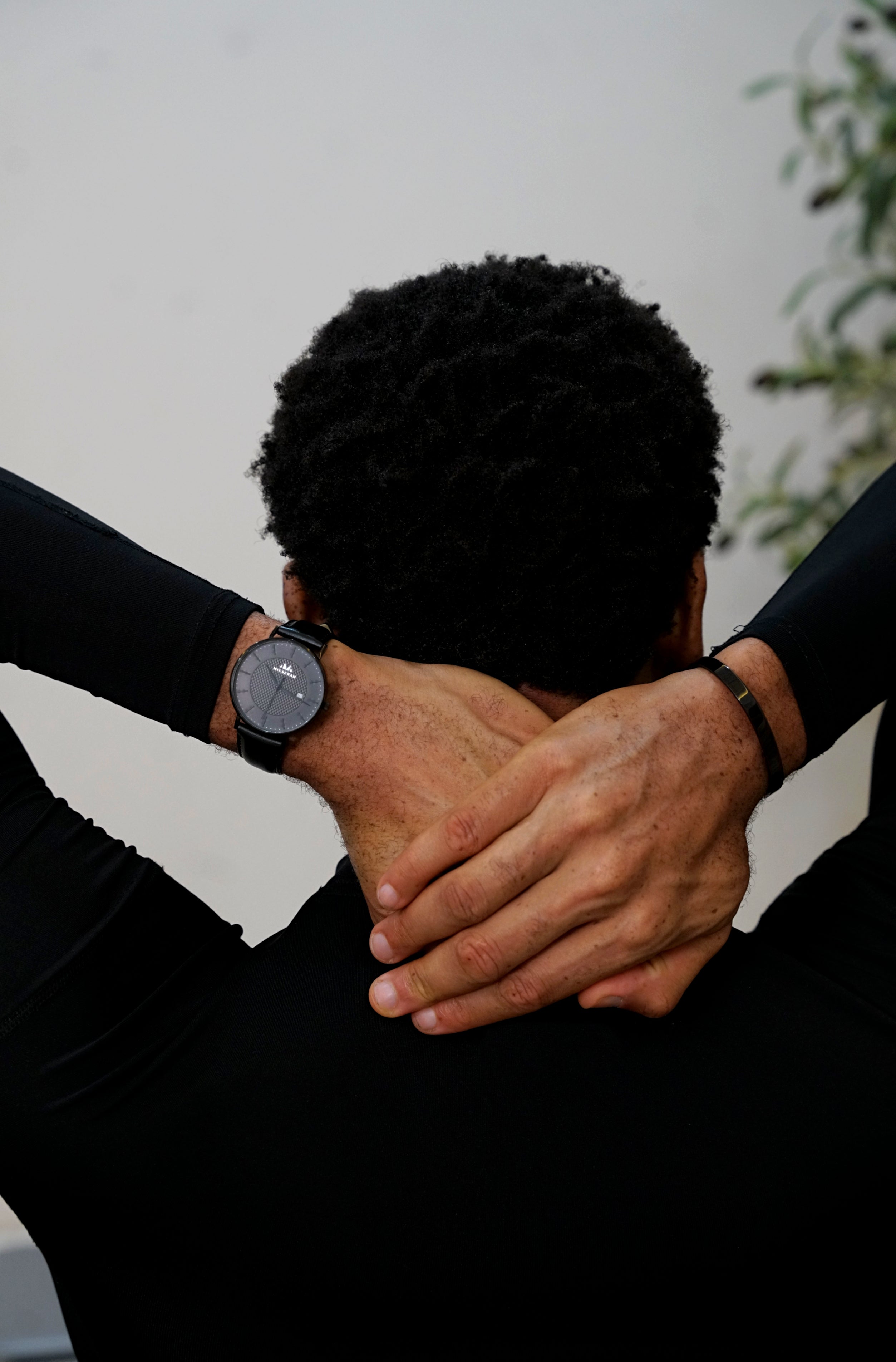 MOTIVE-BLACK with extra leather strap