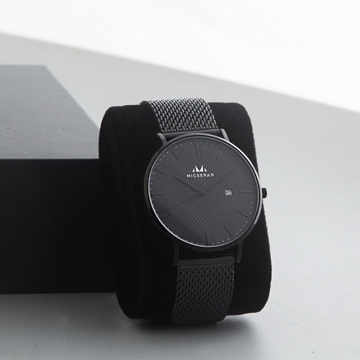 MOTIVE-BLACK with extra leather strap