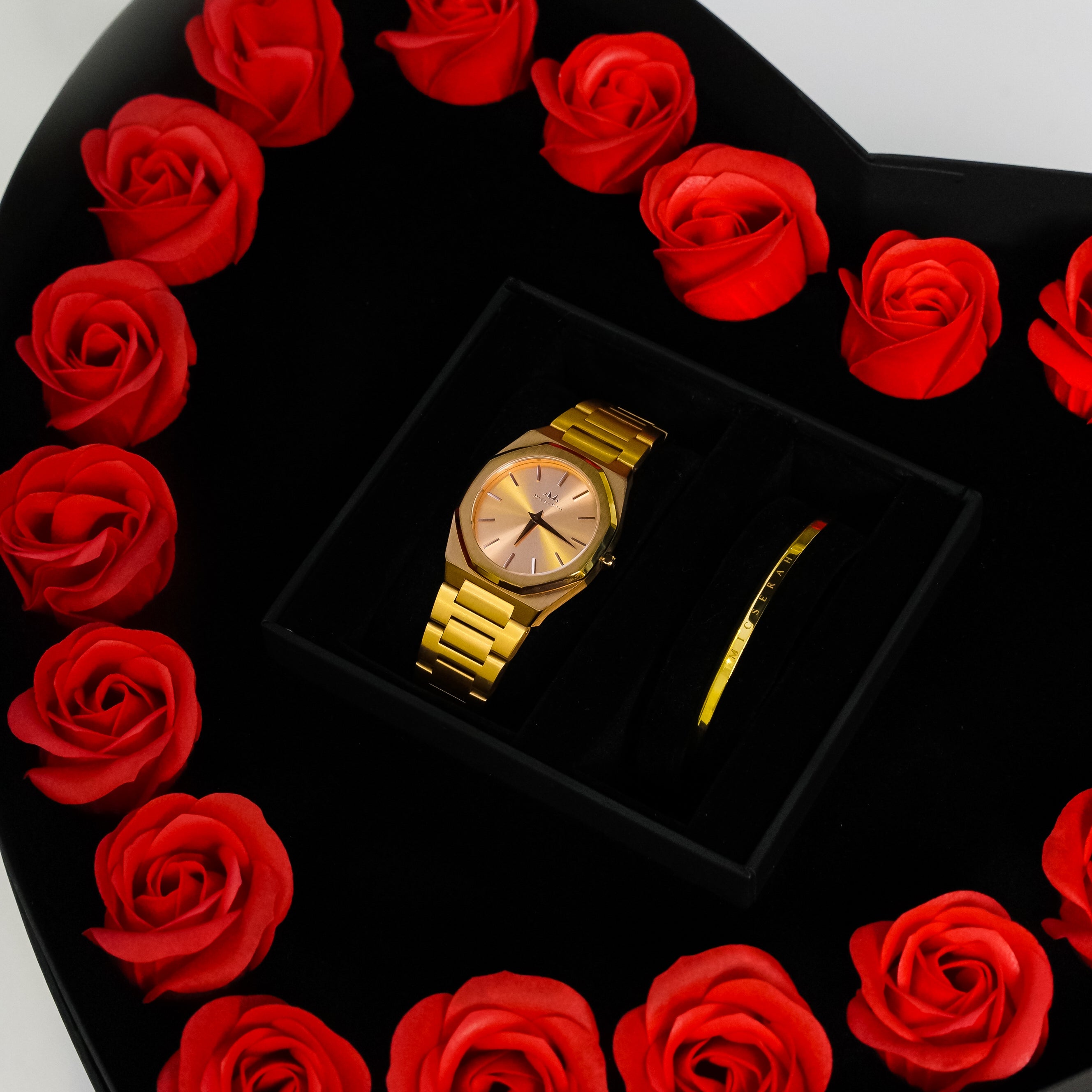 Boyfriend Rose × Royal Cuff Rose (With Flower Box)